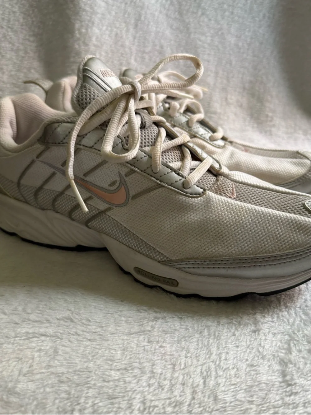 Nike‎ Women's White and Light Pink Mesh Walking Shoes 7 - Picture 2 of 12